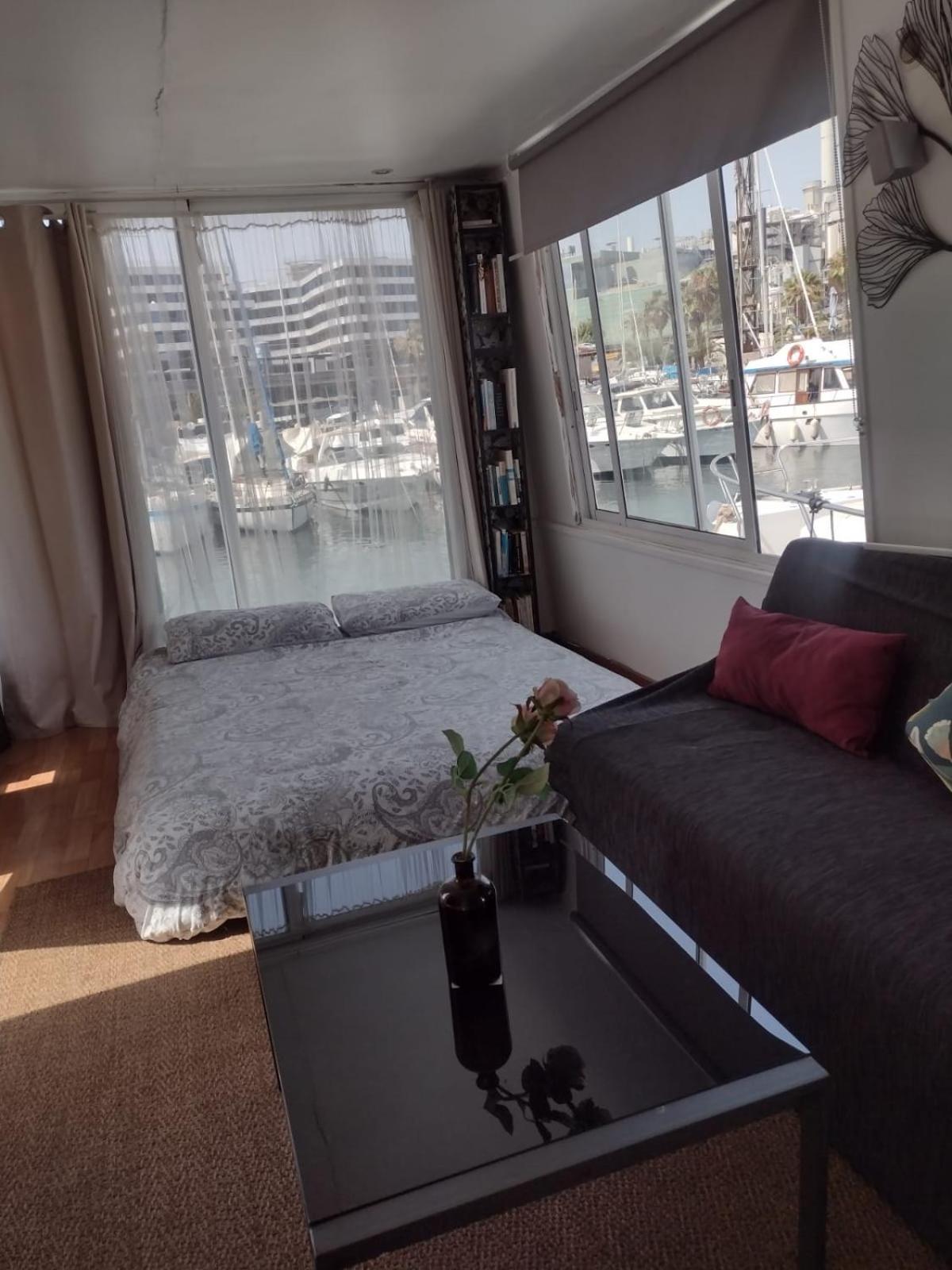 Botel Floating White House *
